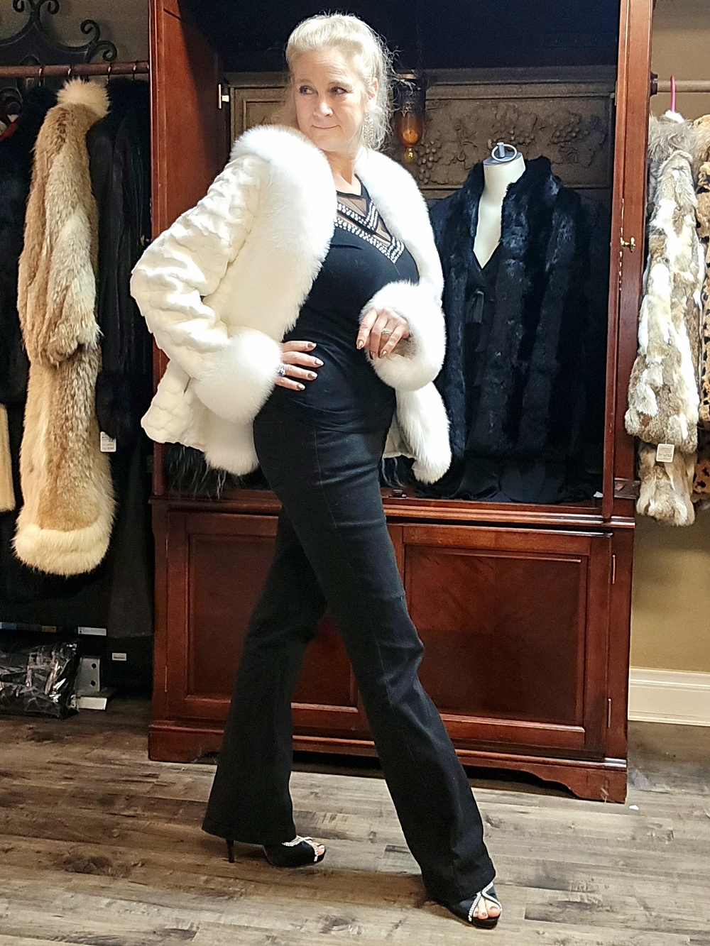 NWT Gorgeous White Mink Fur Coat with White Fox Trim sz M-L - Picture 10 of 17